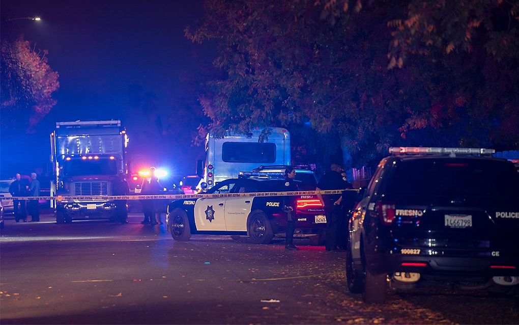 Politie aan het werk bij het huis in Fresno. beeld EPA