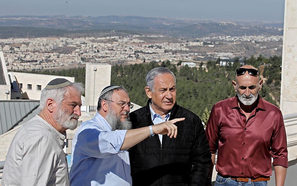 De Israëlische premier Netanyahu bezoekt in november een nederzetting op de Westelijke Jordaanoever. beeld EPA, Menahem Kahana