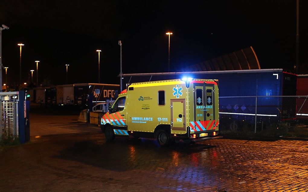 Politie en ambulances in de Vulcaanhaven in Vlaardingen. beeld ANP