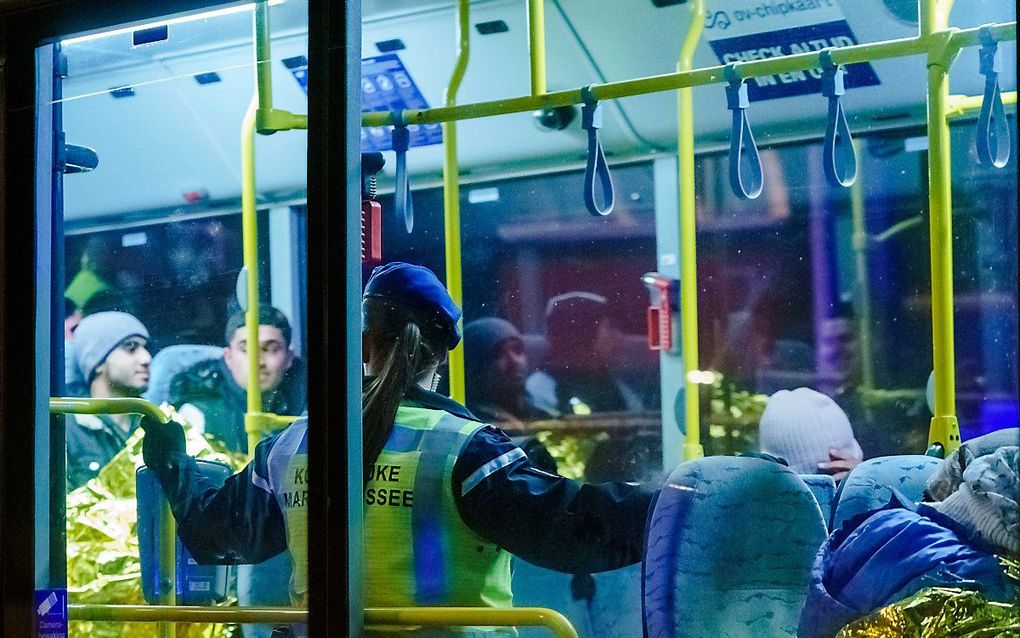 De verstekelingen werden per bus naar een politielocatie gebracht. beeld ANP