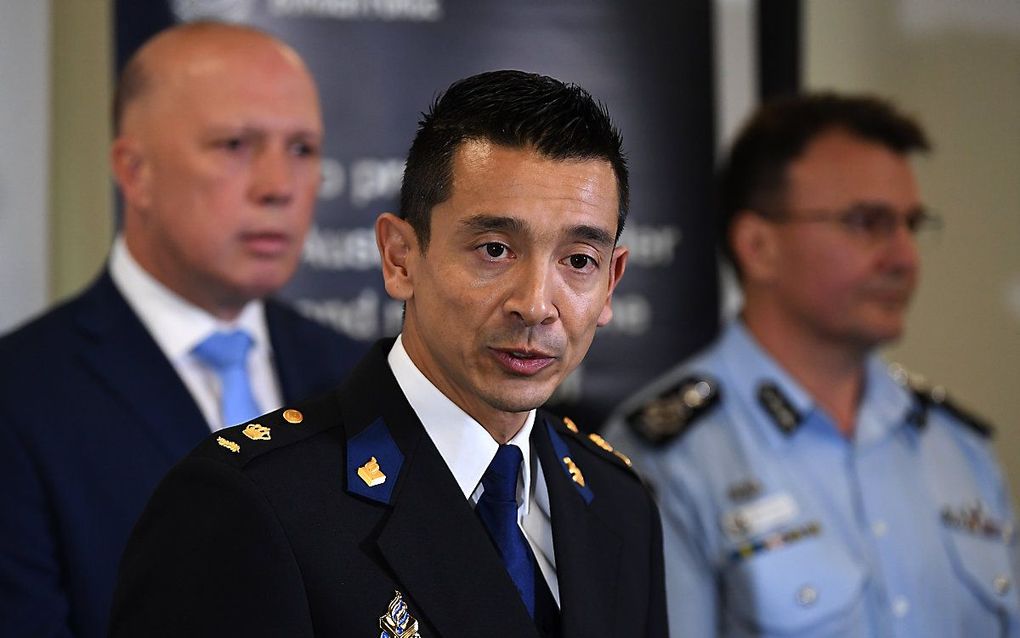 Woordvoerder Andy Kraag van de Nederlandse politie tijdens een persconferentie in Brisbane. beeld EPA