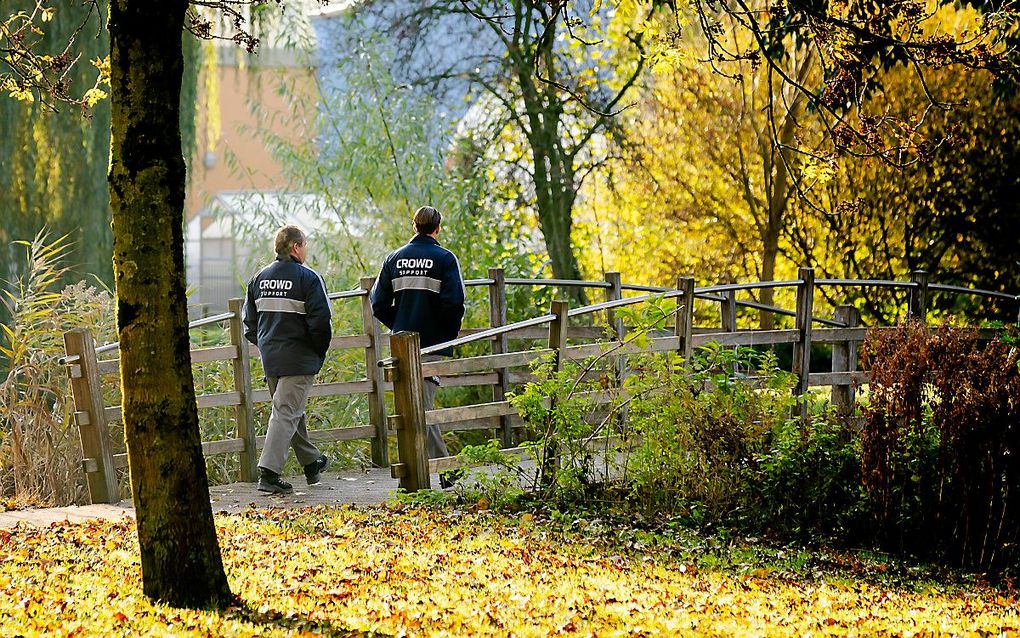 Beveiligers ingezet door de gemeente in het Gijs van Andelpark in Gorinchem. Beelden van vechtpartijen in de stad trokken landelijke aandacht. beeld ANP