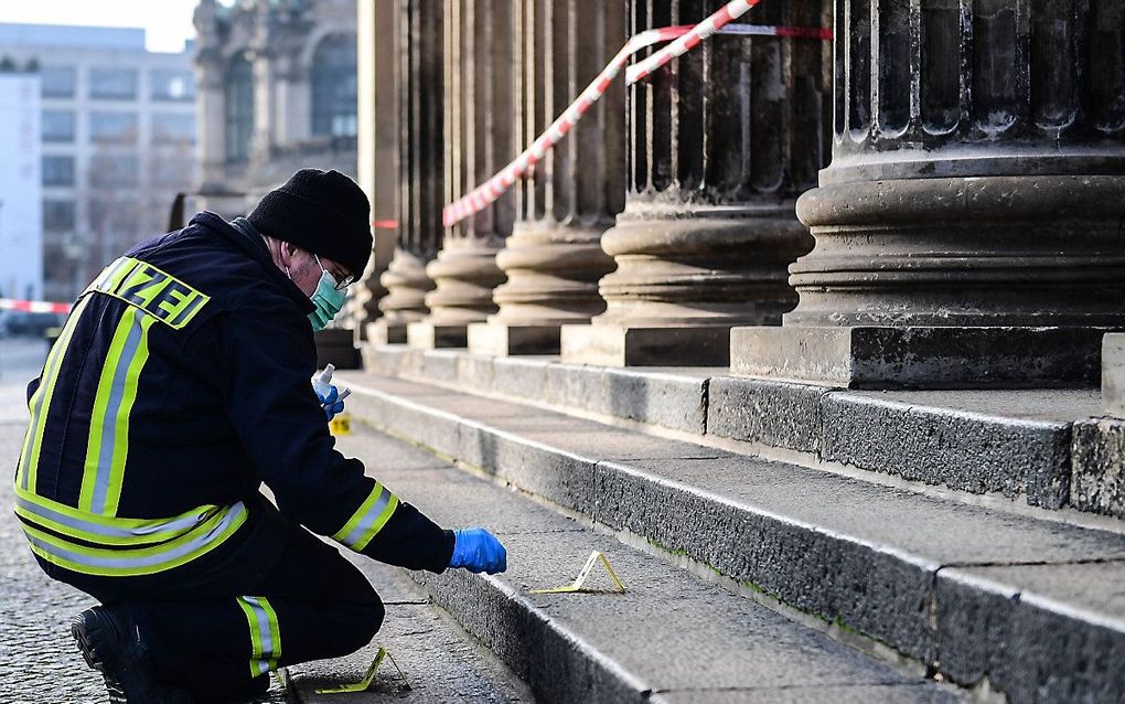 Politiemensen doen onderzoek bij het Residenzschloss Dresden in Dresden. beeld EPA