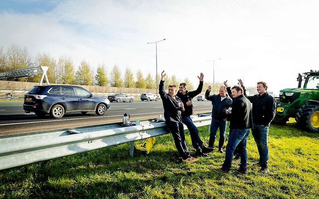 Boeren protesteren maandag langs de snelwegen. beeld ANP