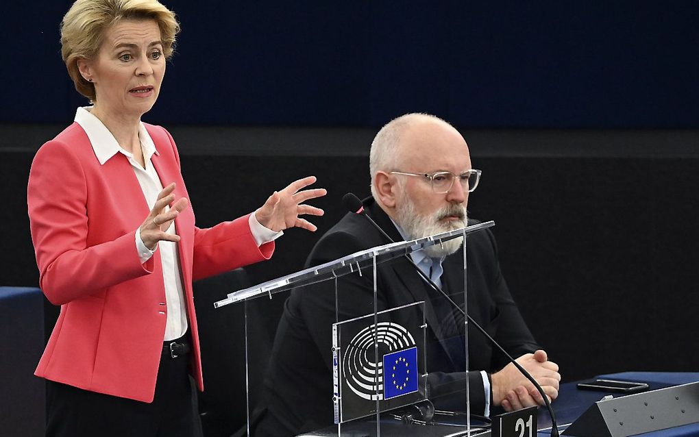 Ursula von der Leyen (l.) en Frans Timmermans. beeld AFP