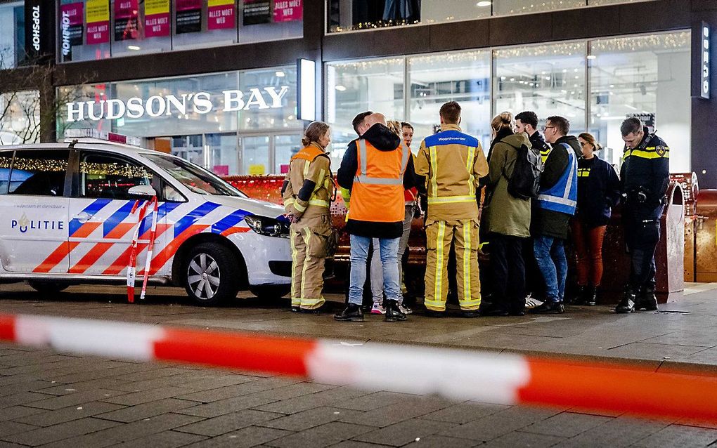 Politie aan de Grote Marktstraat in Den Haag na de steekpartij. beeld ANP