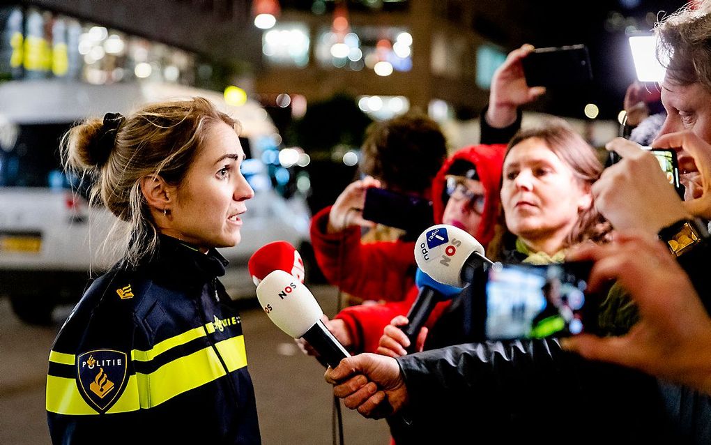 Politiewoordvoerster Marije Kuiper staat de media te woord in de Grote Marktstraat in Den Haag. Bij een steekpartij zijn drie mensen gewond geraakt. beeld ANP