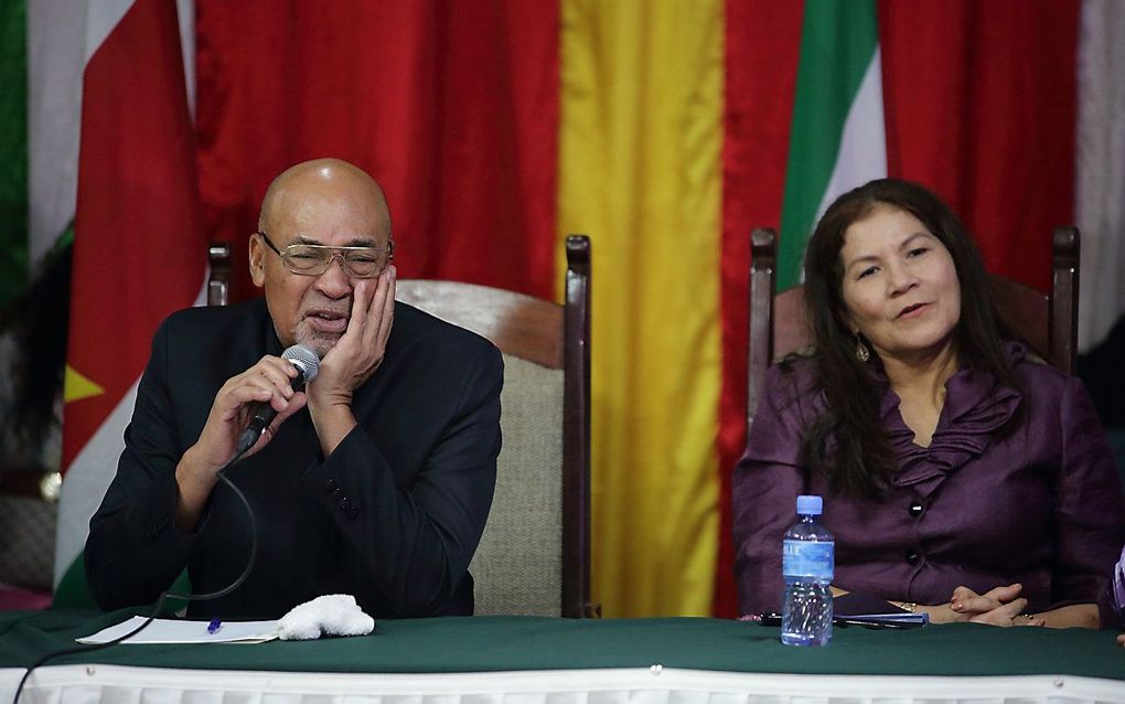 De Surinaamse president Desi Bouterse, samen met zijn vrouw Ingrid Bouterse-Waldring tijdens een persconferentie. beeld ANP