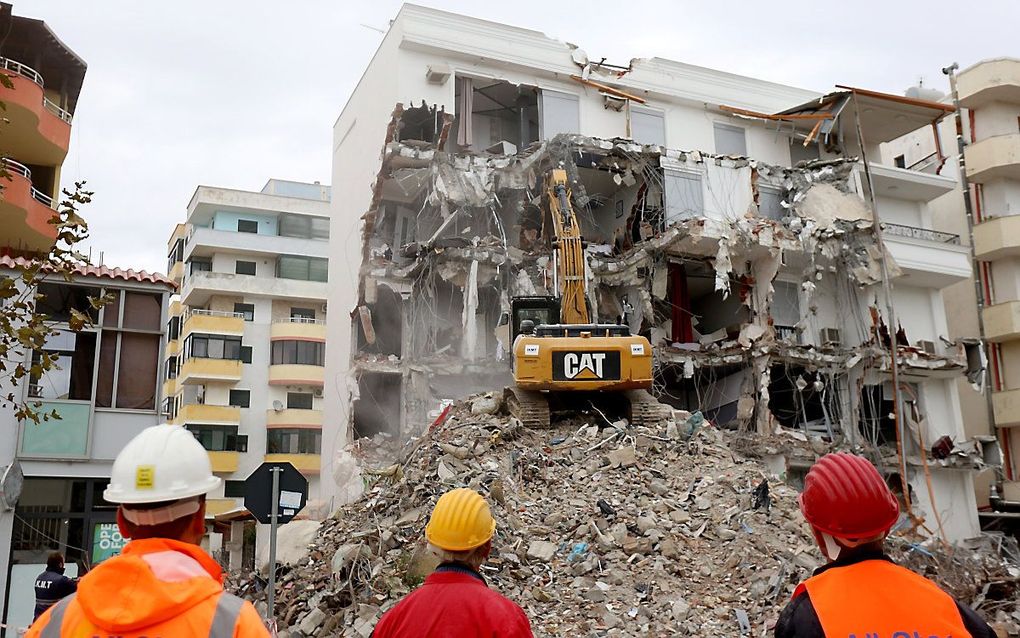 Een graafmachine ruimt puin in Durres in het westen van Albanië. beeld AFP