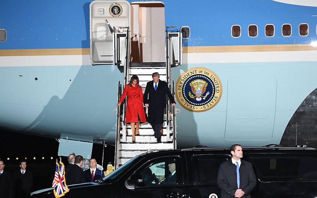 De Amerikaanse president Donald Trump en zijn echtgenote Melania Trump arriveren in Londen. beeld EPA