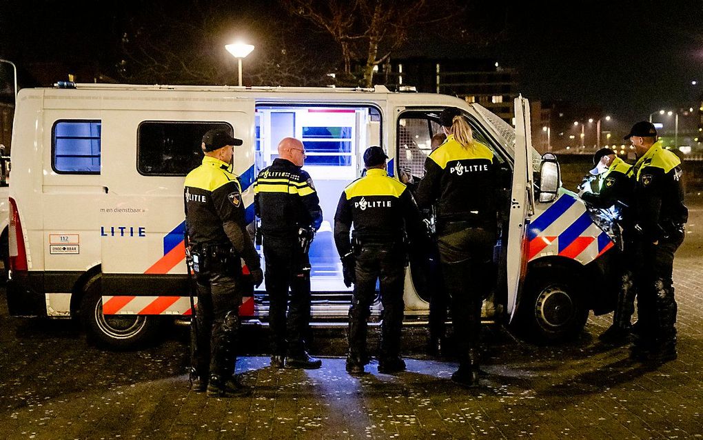 Politieagenten verrichten een aanhouding in de Scheveningse wijk Duindorp, eerder deze maand. beeld ANP