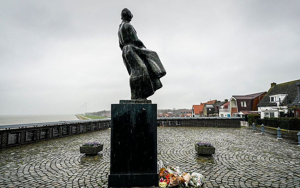 Bloemen bij het Urker vissersmonument aan de rand van het IJsselmeer. beeld ANP