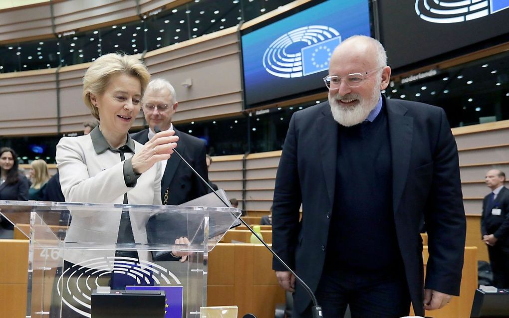 Von der Leyen en Timmermans (r.). beeld EPA