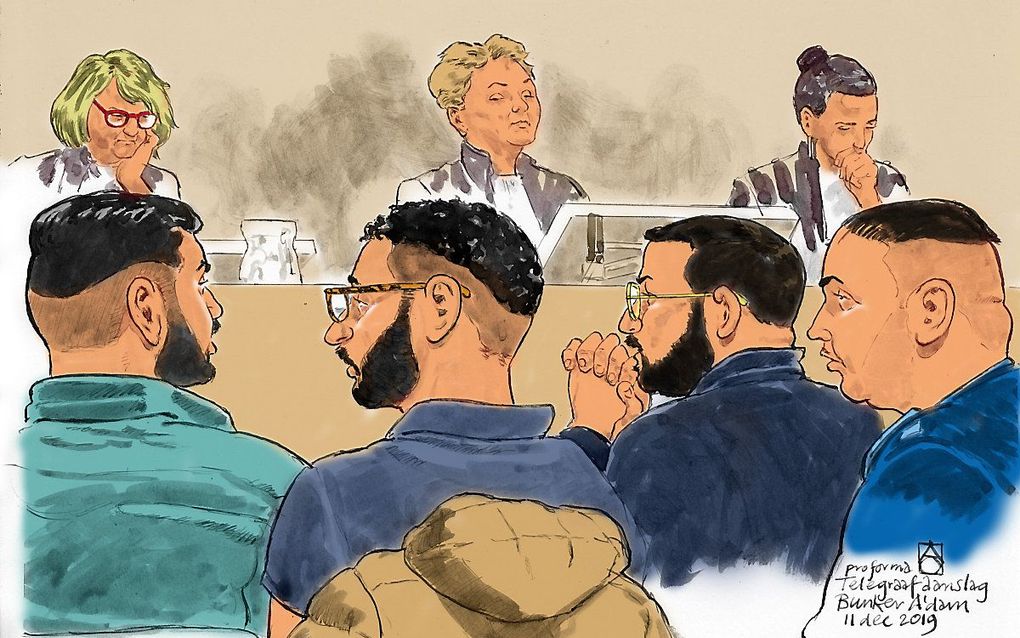 Rechtbanktekening van vier mannen die verdacht worden van de aanslag op het gebouw van De Telegraaf: Hoessein I., Bilal el H., Nabil D. en Mohamed A. (v.l.n.r.) beeld ANP.