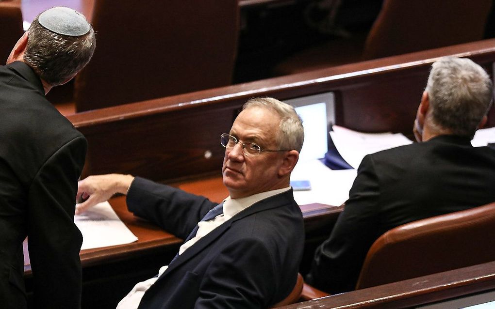 Gantz (midden) woensdag in de Knesset. beeld AFP