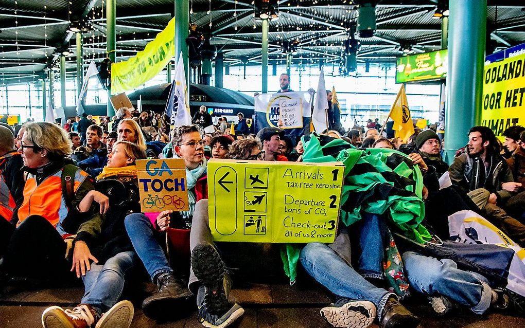 Demonstranten zijn van plan 24 uur op de luchthaven te blijven. beeld ANP