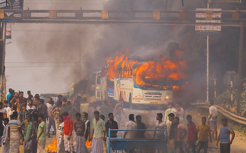 Ten minste vijftien bussen gingen in vlammen op. beeld AFP