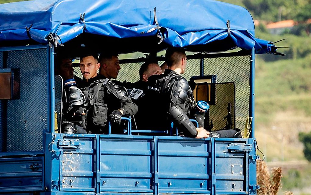 Leden van de gendarmerie op weg van het Nederlandse naar het Franse deel van Sint-Maarten. beeld ANP