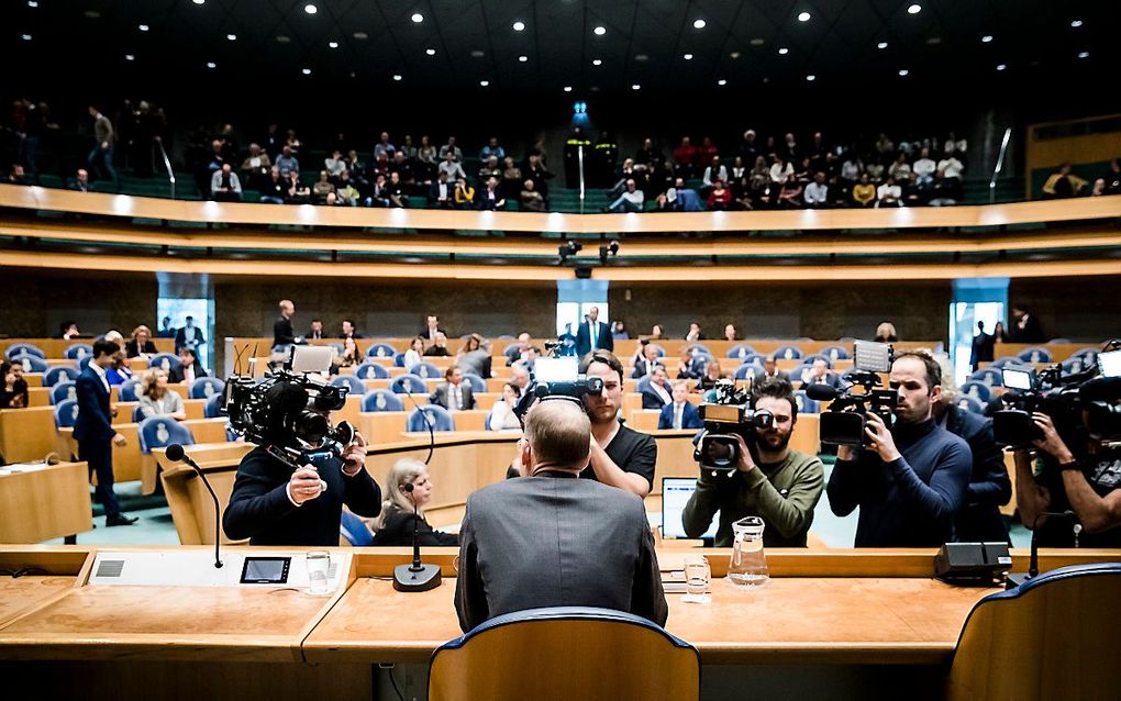 Staatssecretaris Menno Snel van Financien maakt zijn aftreden bekend tijdens een debat in de Tweede Kamer over de door ouders ontvangen dossiers inzake de kinderopvangtoeslagaffaire. beeld ANP