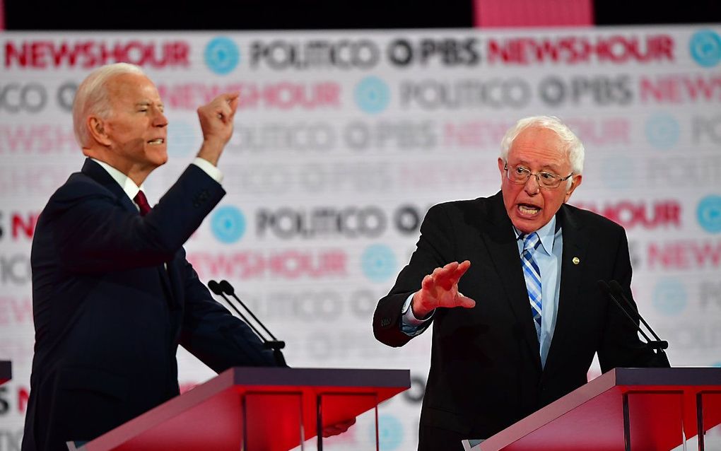 Voormalig vice-president van de VS Joe Biden (links) en senator van Vermont Bernie Sanders tijdens het zesde debat tussen Democratische presidentskandidaten. beeld AFP