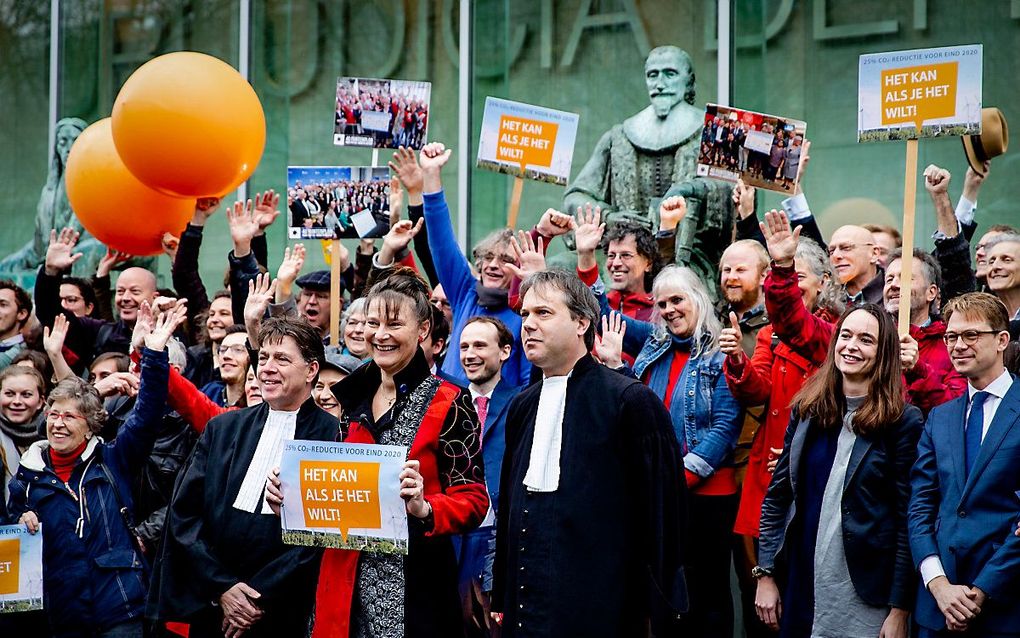 Marjan Minnesma, directeur van Urgenda (m), en aanhangers van Urgenda voorafgaand aan de uitspraak van de Hoge Raad in de Urgenda-zaak. beeld ANP