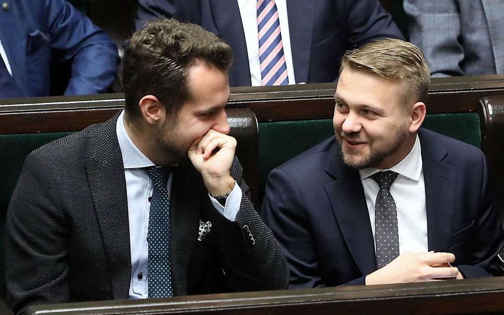 Jacek Ozdoba (rechts) en Jan Kanthak van PiS tijdens het parlementaire debat over de wet. beeld PAP