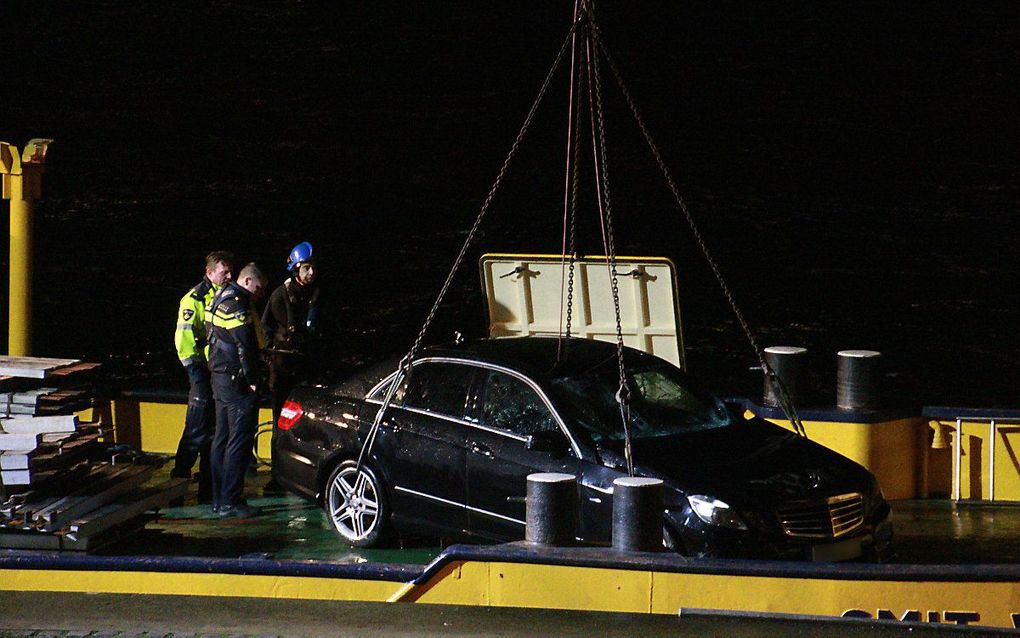 Een auto wordt uit de Nieuwe Maas in Rotterdam getakeld. beeld ANP