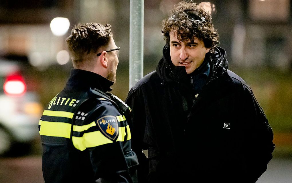 Jesse Klaver van GroenLinks liep tijdens oudjaarsavond mee met politieagenten in de Scheveningse wijk Duindorp. beeld ANP