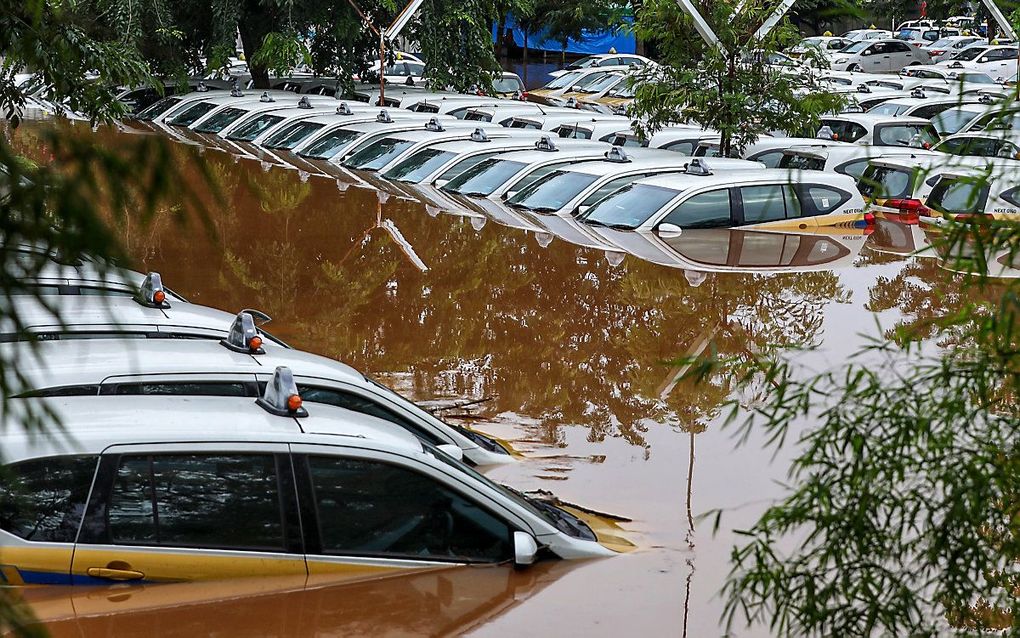 Taxistandplaats in Jakarta is ondergelopen. beeld AFP