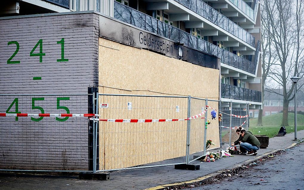 De beschadigde ingang van de flat waar een vader en zijn zoontje de dood vonden. beeld ANP