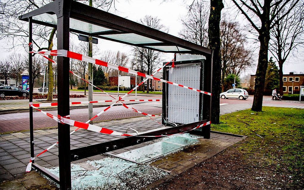 Een door vuurwerk vernield bushokje in Amsterdam. beeld ANP, Robin Utrecht