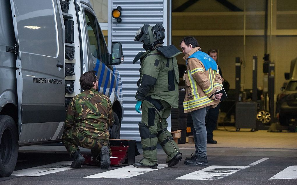 Medewerkers van de Explosieven Opruimingsdienst (EOD) doen onderzoek in een bedrijf. beeld ANP