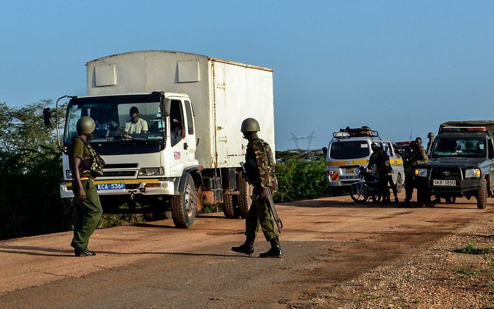 Al-Shabaabstrijders plegen al jaren aanslagen in Kenia. Foto: Keniaanse agenten controleren het verkeer in verband met de drieiging van Al-Shabaab. beeld AFP, Stringer