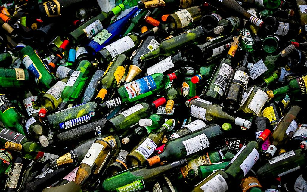 Lege flessen bij glasrecyclingbedrijf Maltha dat enorme hoeveelheden glas verwerkt. Vooral na de feestdagen is het druk. beeld ANP, Remko de Waal