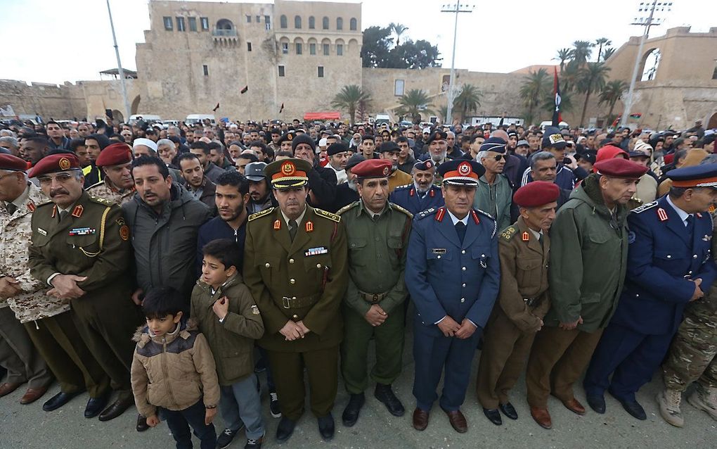 Libiërs wonen de begrafenis van soldaten in opleiding die gedood werden bij een luchtaanval op een militaire school in Tripoli, Libië. beeld AFP