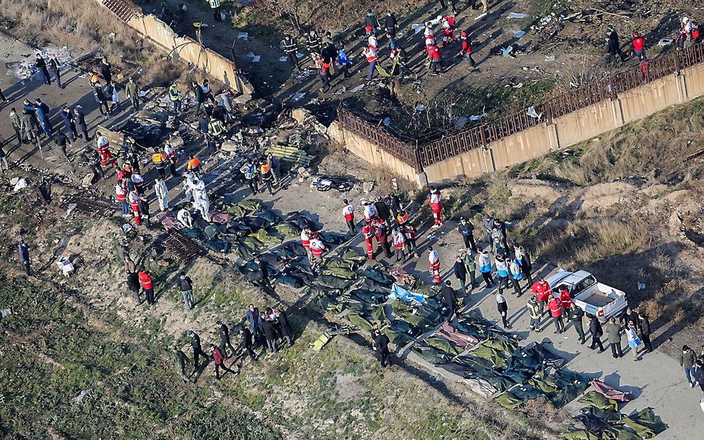 Hulpverleners tussen de brokstukken. beeld AFP