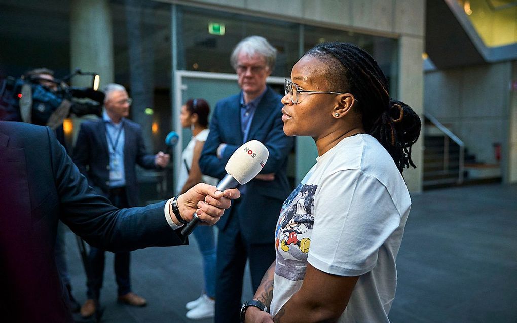 Gedupeerde ouders staan de pers te woord na een gesprek met minister Wopke Hoekstra. beeld ANP