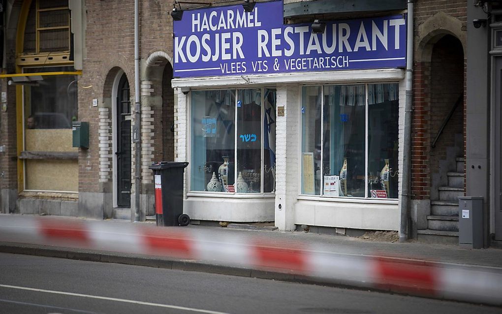 Het Joodse restaurant HaCarmel in Amsterdam-Zuid was al heel wat keren doelwit van vandalisme. beeld EPA, Michel van Bergen