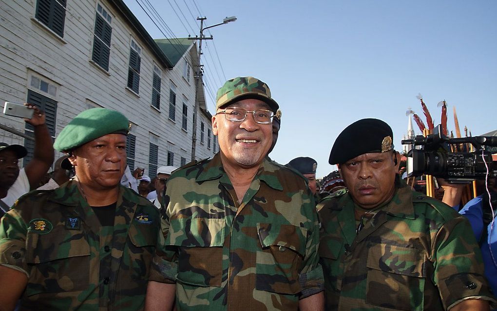 Bouterse (midden) in militair tenue. beeld ANP