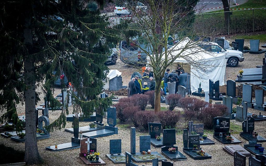 De politie doet onderzoek in een graf op een kerkhof in Maastricht naar de verdwijning van Tanja Groen. beeld ANP