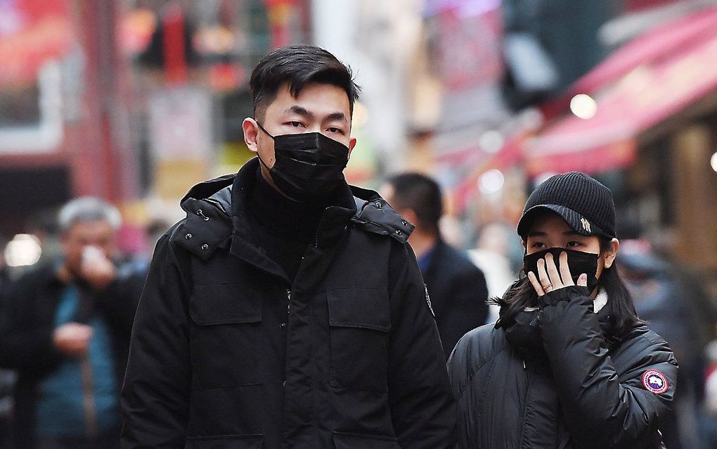 Passanten met mondkapjes in Londen. beeld EPA