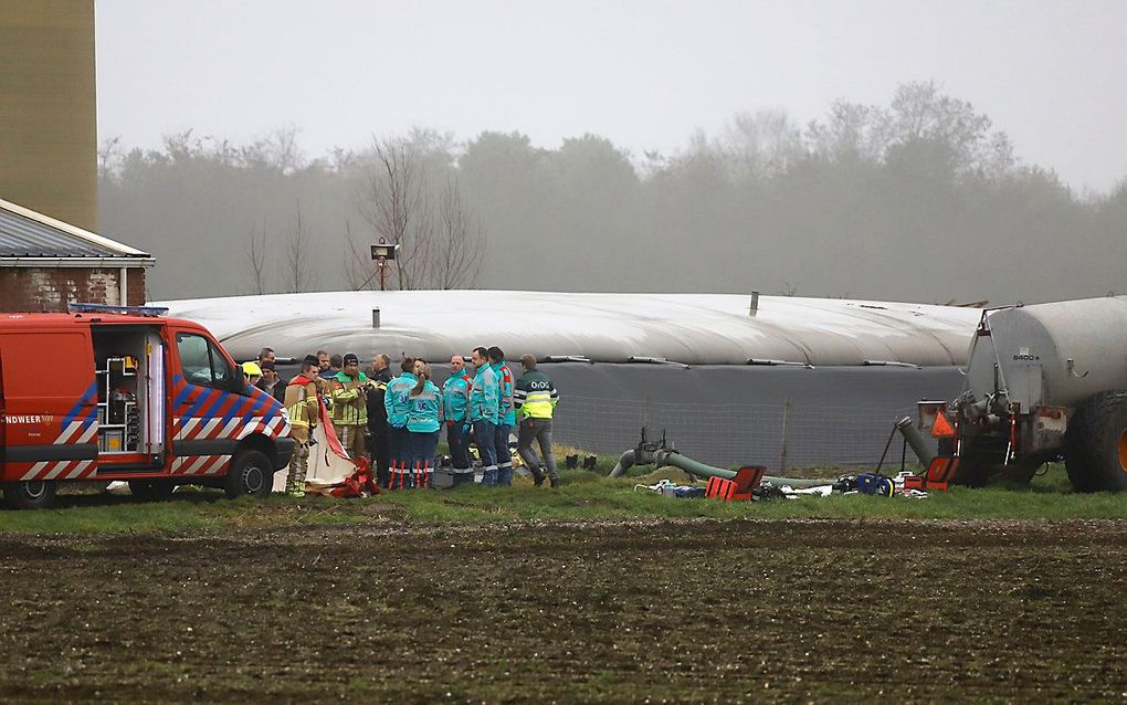 Hulpdiensten bij de gierput. beeld ANP