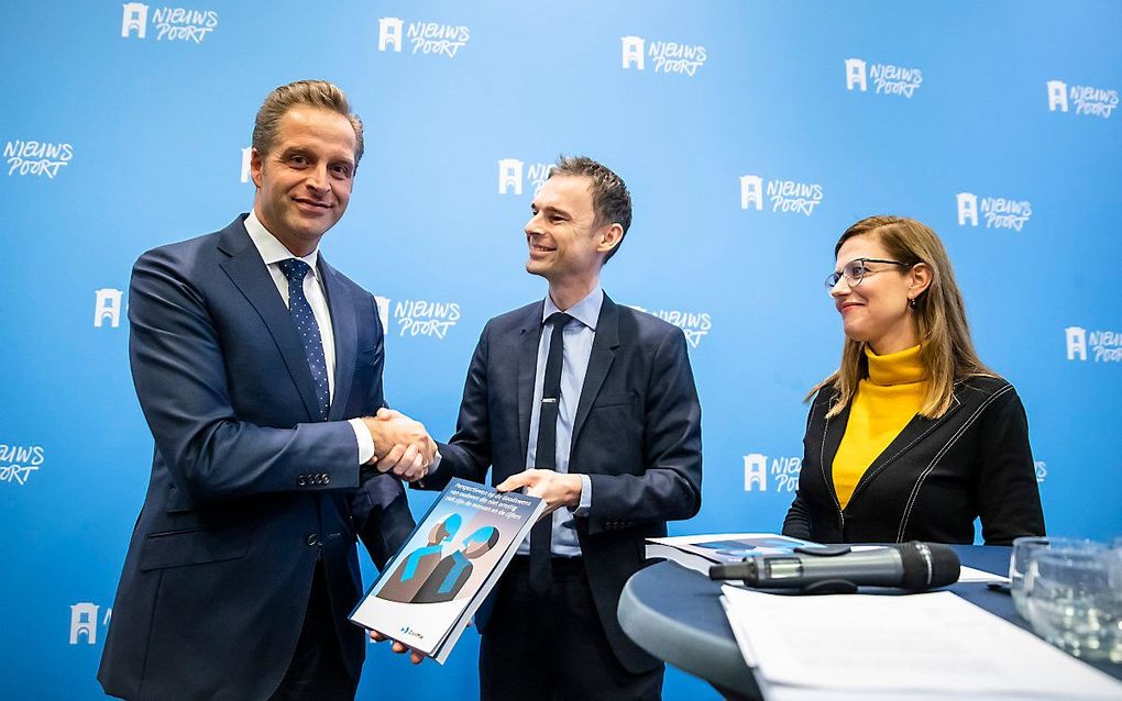 Minister De Jonge neemt het rapport over het dossier ‘voltooid leven’ in ontvangst. beeld ANP