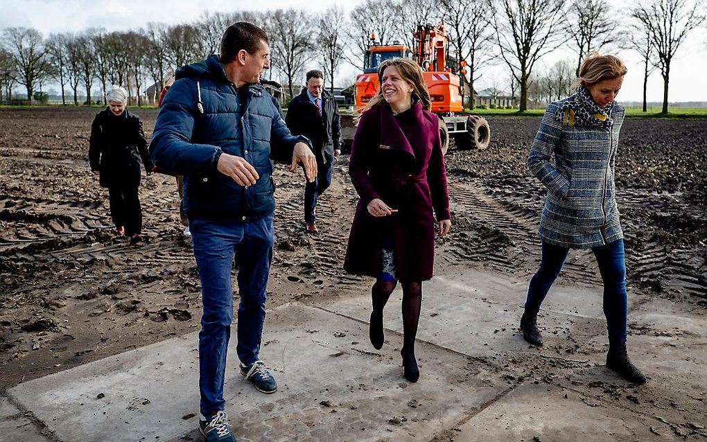 Minister Schouten van Landbouw (m.) tijdens een bezoek. beeld ANP, Sem van der Wal