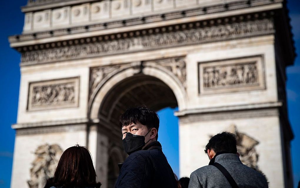 Toeristen bij de Arc de Triomphe in Parijs. beeld EPA