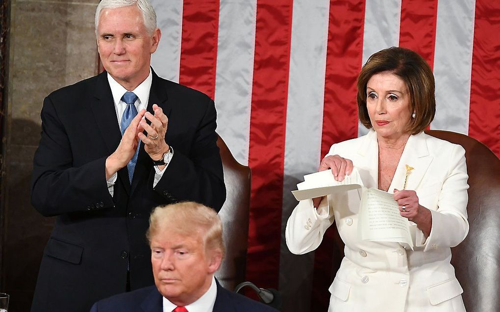 Nancy Pelosi verscheurt een kopie van de tekst van de toespraak van president Donald Trump. beeld AFP