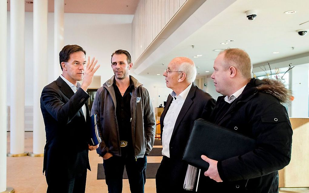 Premier Mark Rutte, Jeroen van Maanen bestuurslid Farmers Defence Force, Aalt Dijkhuizen voorzitter het Landbouw Collectief en Lyon Hutten op het ministerie van Landbouw, Natuur en Voedselkwaliteit over het stikstofbeleid. beeld ANP