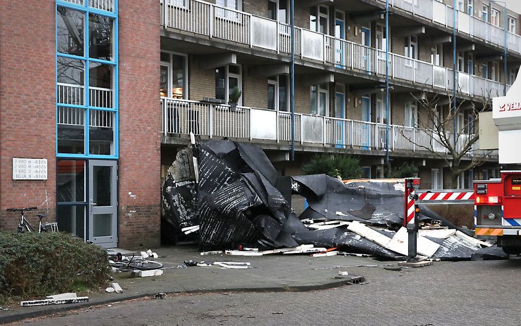 In Emmeloord woei een deel van het dak van een flat eraf. beeld ANP