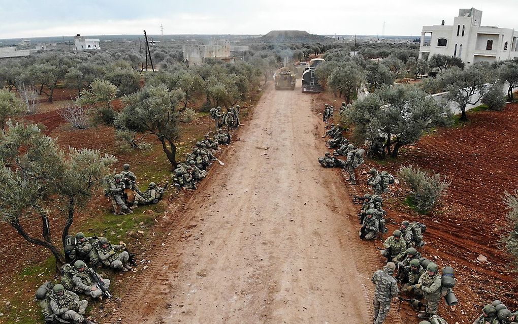 Turkse soldaten in het dorpje Qaminas in noordwest-Syrië. beeld AFP