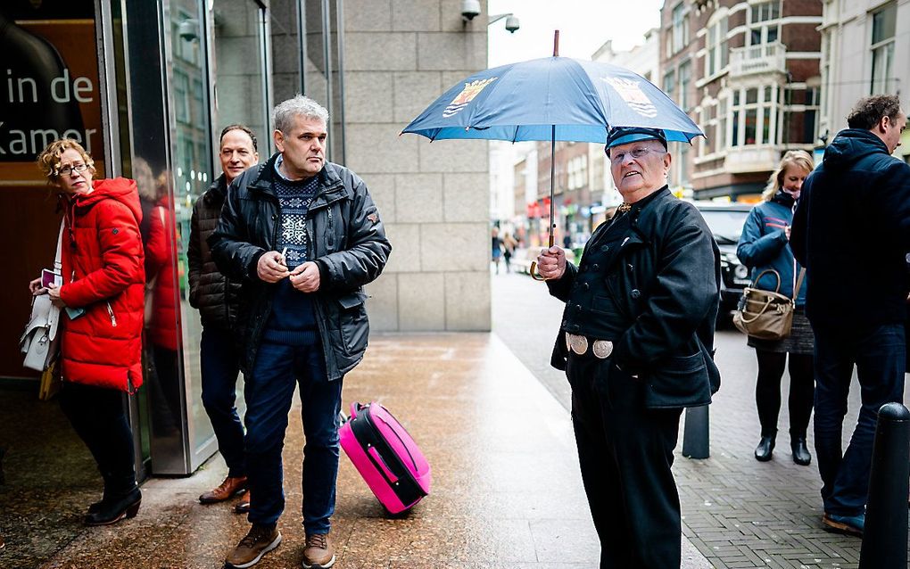 De 80-jarige Willem Murre uit Vlissingen arriveert in klederdracht bij de Tweede Kamer voor aanvang van het Tweede Kamerdebat over de voorgenomen verhuizing van de marinierskazerne in Doorn. beeld ANP